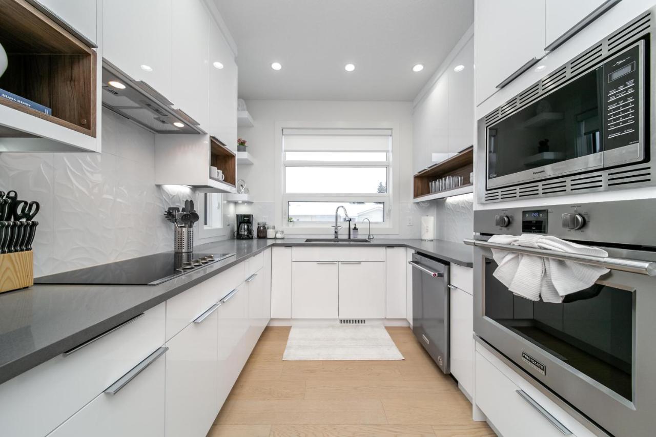 Bright Modern Home - King Bed - Free Parking - Fireplace - Fast Wi-Fi - Free Netflix Edmonton Exterior foto