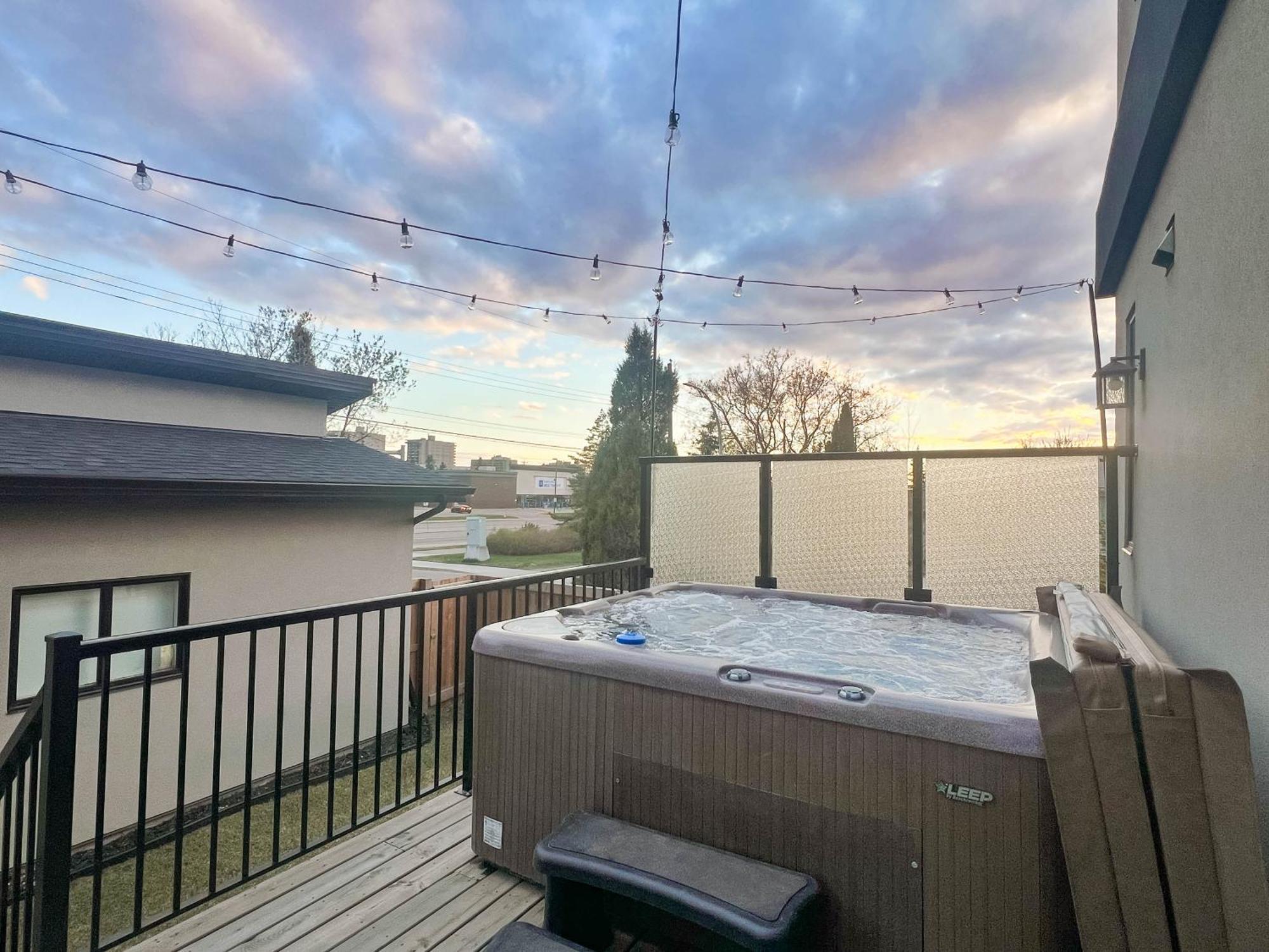 Bright Modern Home - King Bed - Free Parking - Fireplace - Fast Wi-Fi - Free Netflix Edmonton Exterior foto